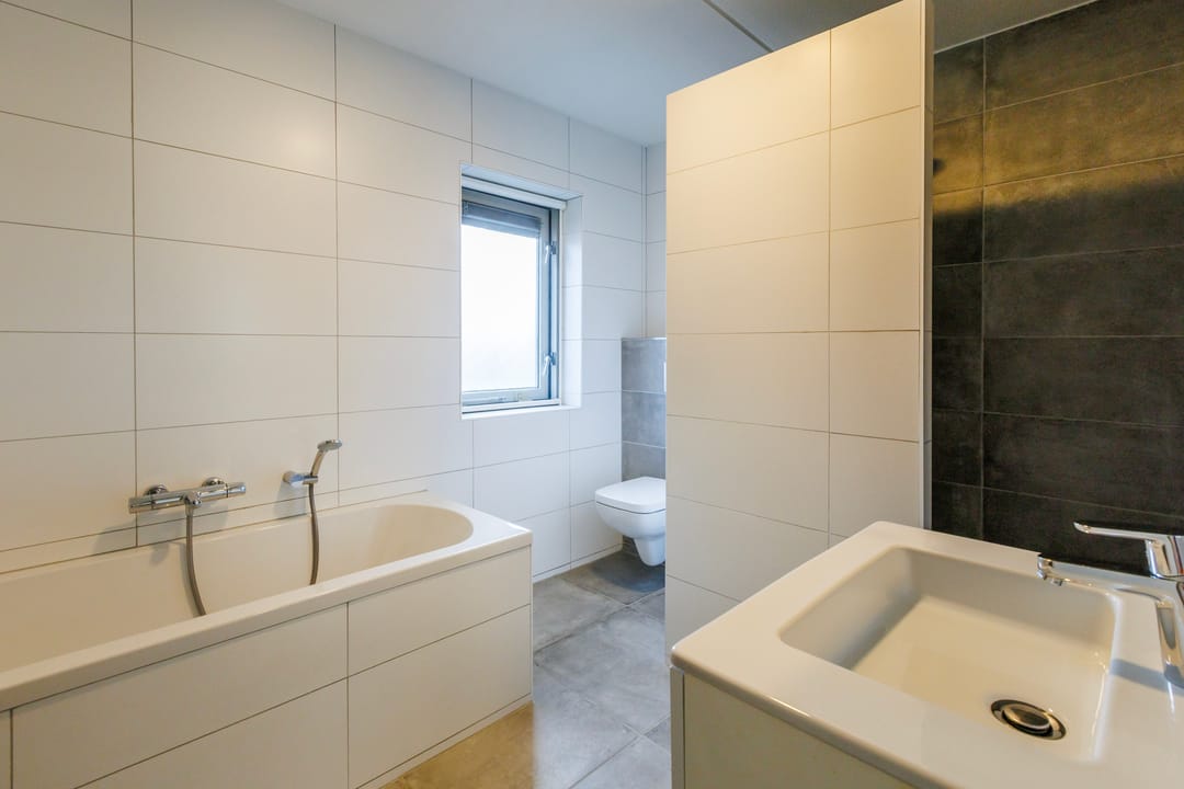 Spacious Semi-Detached Home with Solar Panels and Home Office in Quiet Family Neighborhood — 31