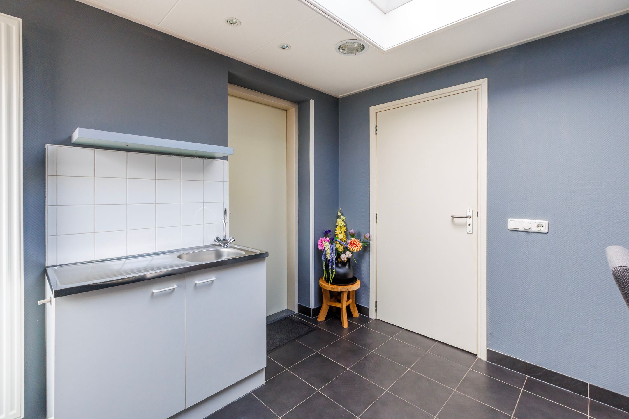 Spacious Semi-Detached Home with Solar Panels and Home Office in Quiet Family Neighborhood — 12