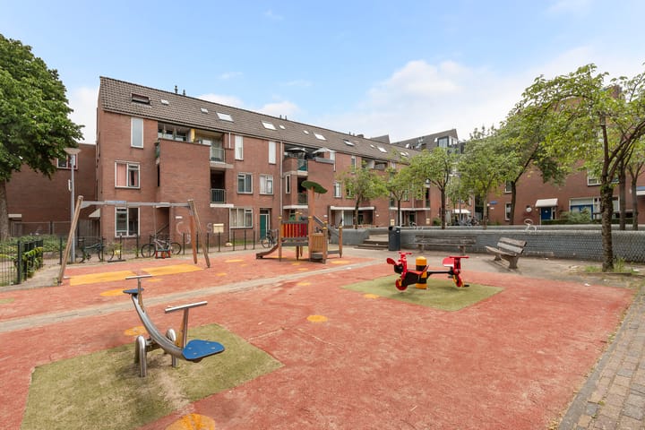 Photo 2 of Pisuissestraat 48