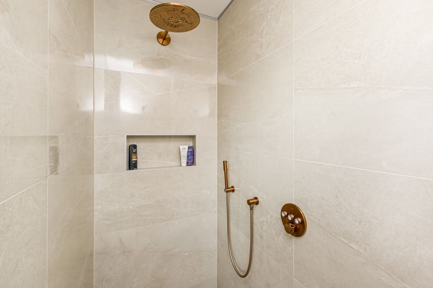 Spacious Semi-Detached Family Home with Exceptional Garden and Two Bathrooms in Ackerswoude — 34
