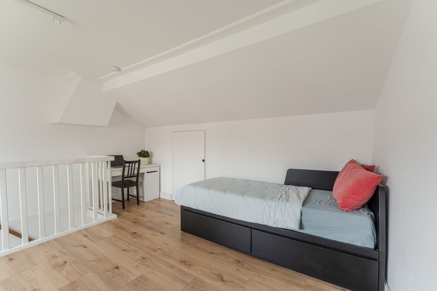 Move-In Ready 1930s Townhouse in Utrecht Noordwest — 34