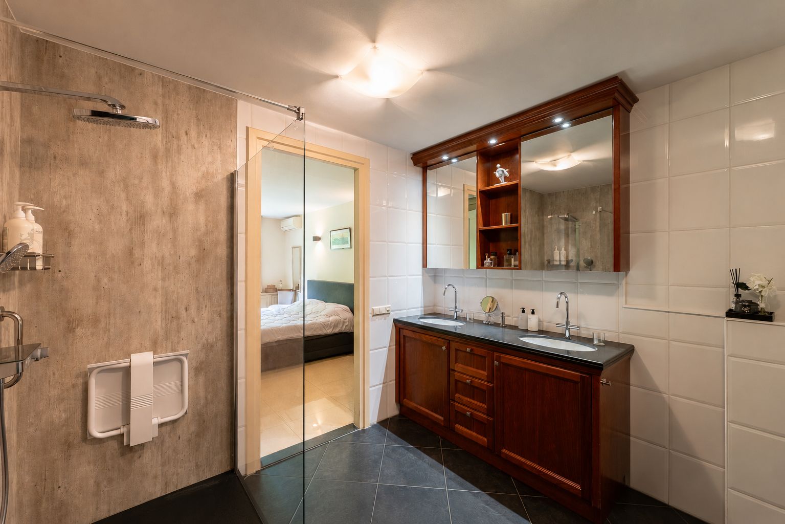 Luxurious Corner Apartment with Panoramic Park Views in Hilversum — 27