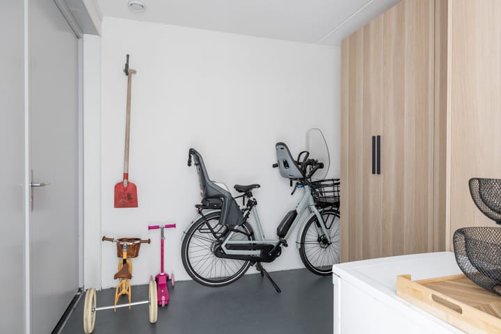 Twee-onder-één-kap te koop: De Zwerm 12, Winkel
