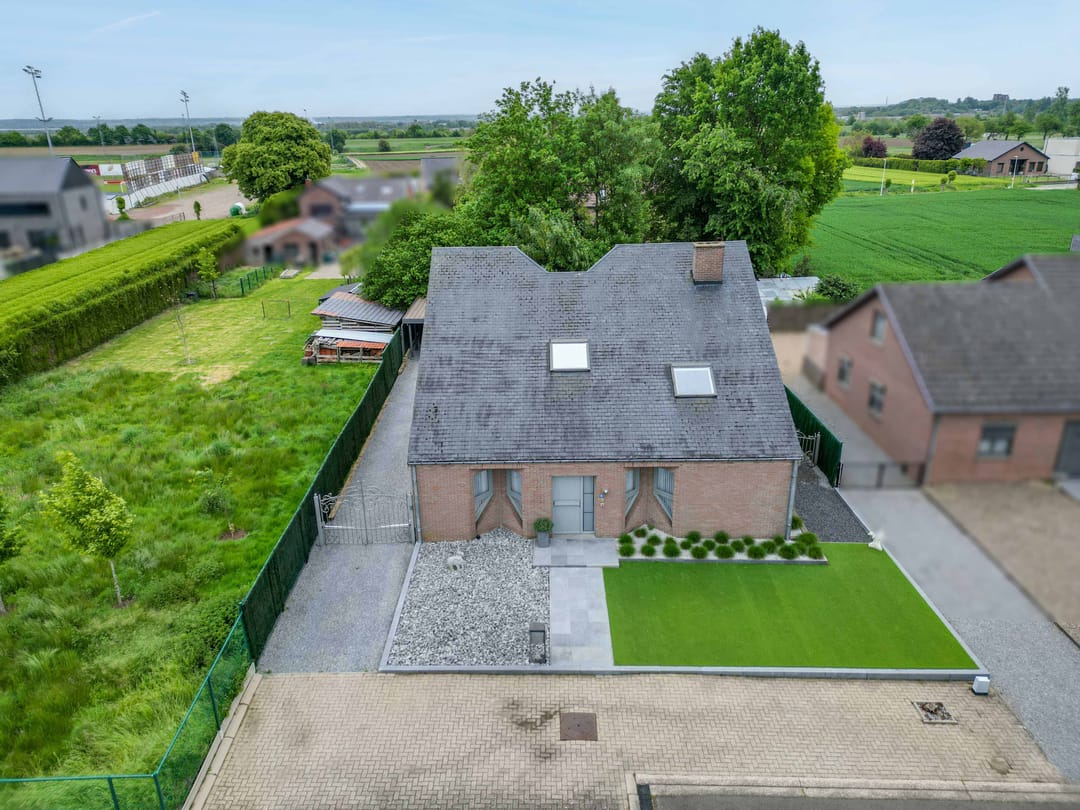 Ampia Casa Familiare con 311 m² di Spazio Abitativo in Zona Tranquilla di Veldwezelt