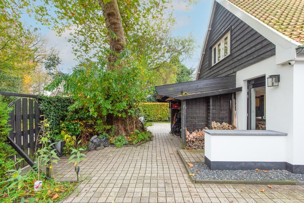 Detached Home with Independent Studio in Wooded Bergen — 48