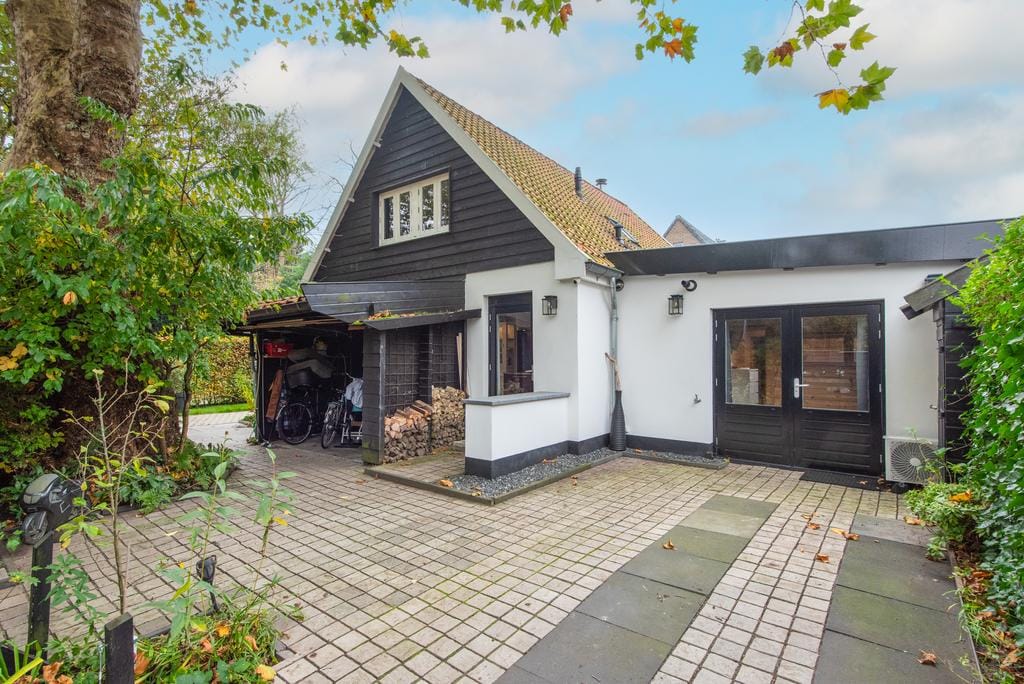 Detached Home with Independent Studio in Wooded Bergen — 31
