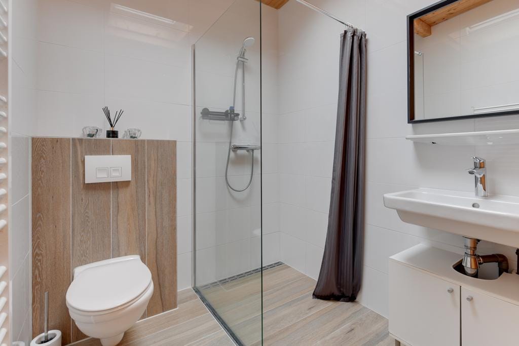 Detached Home with Independent Studio in Wooded Bergen — 36