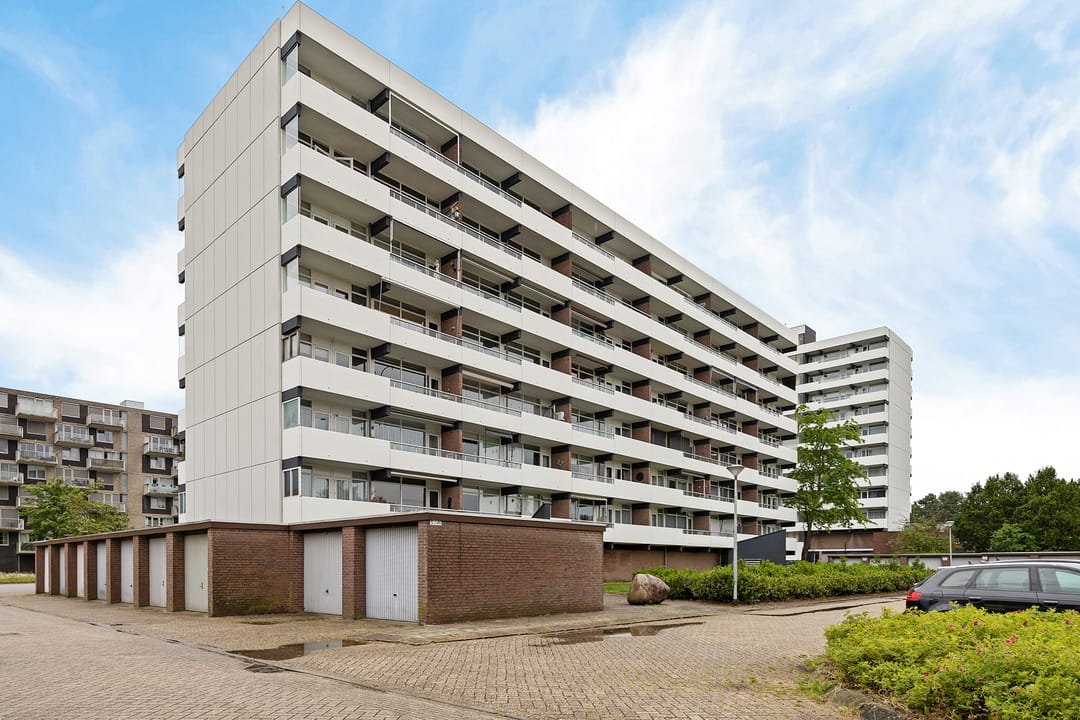 Apartamento de 4 Habitaciones Totalmente Renovado con Dos Balciones y Vistas Abiertas