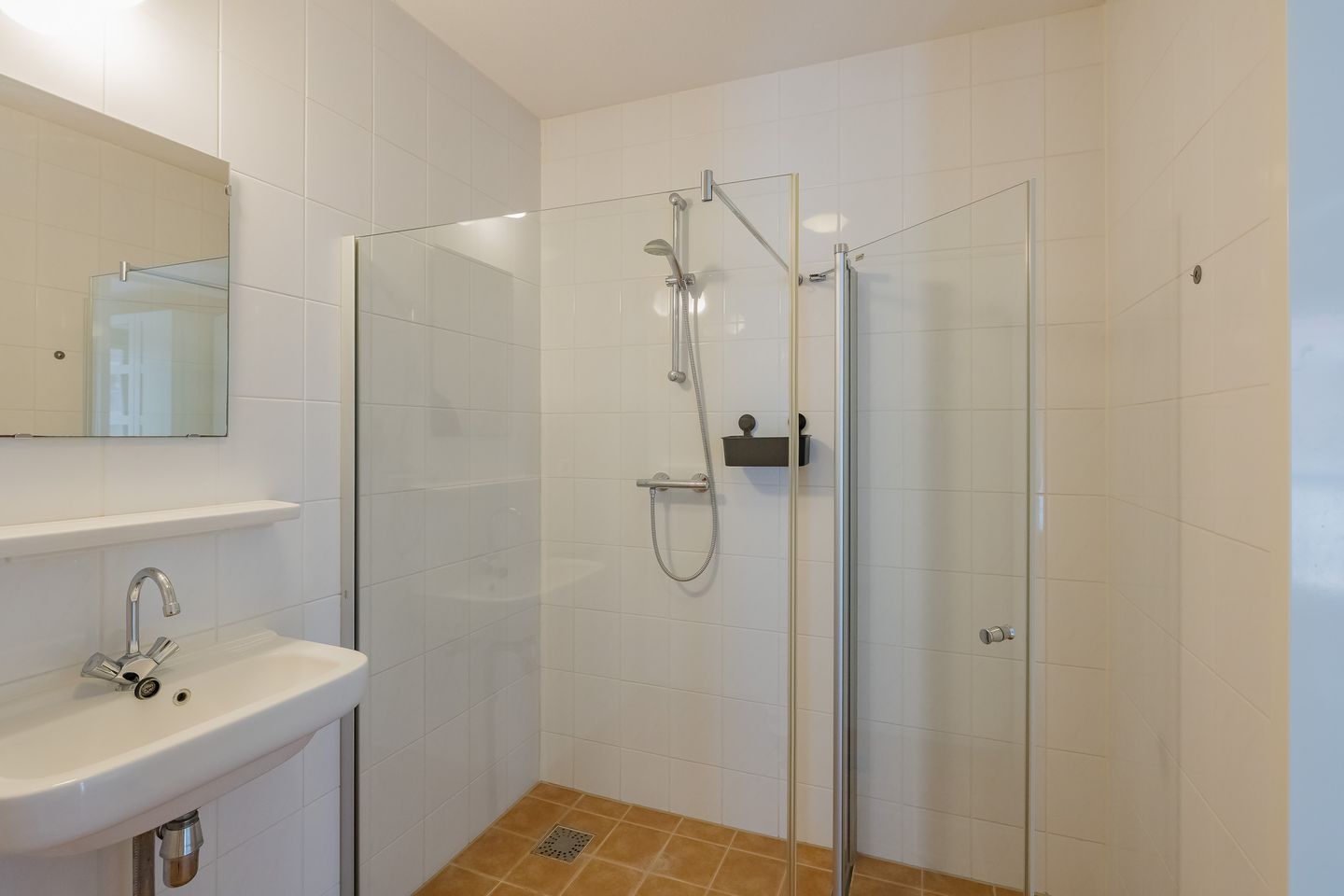 Modern 3-Room Apartment with Parking and South-Facing Balcony in Central Location — 19