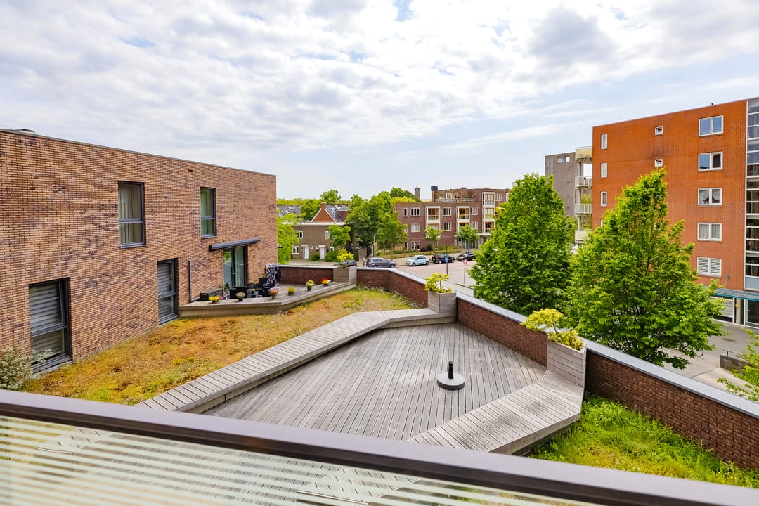 Modern 3-Room Apartment with Parking and South-Facing Balcony in Central Location — 23