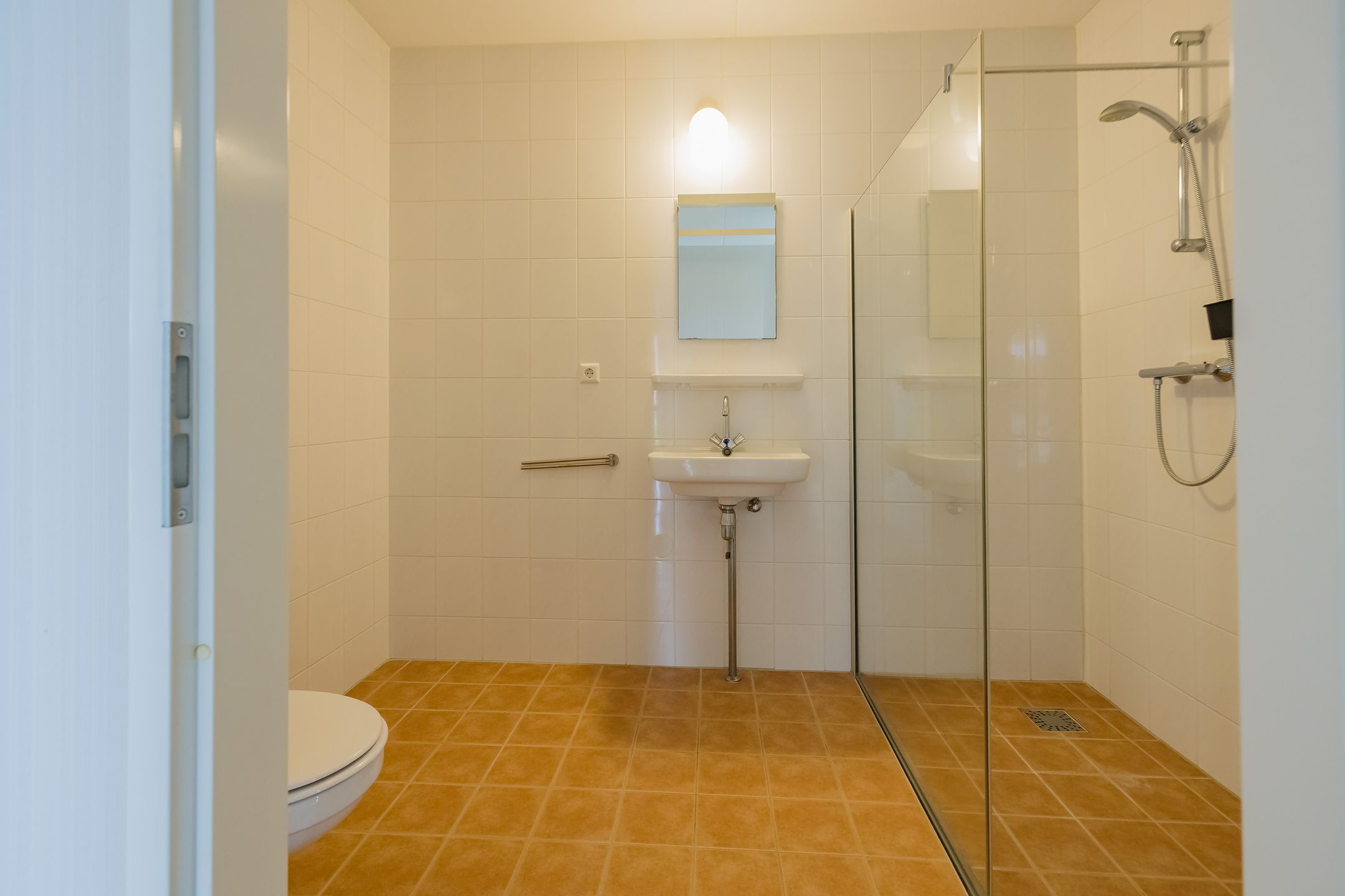 Modern 3-Room Apartment with Parking and South-Facing Balcony in Central Location — 18
