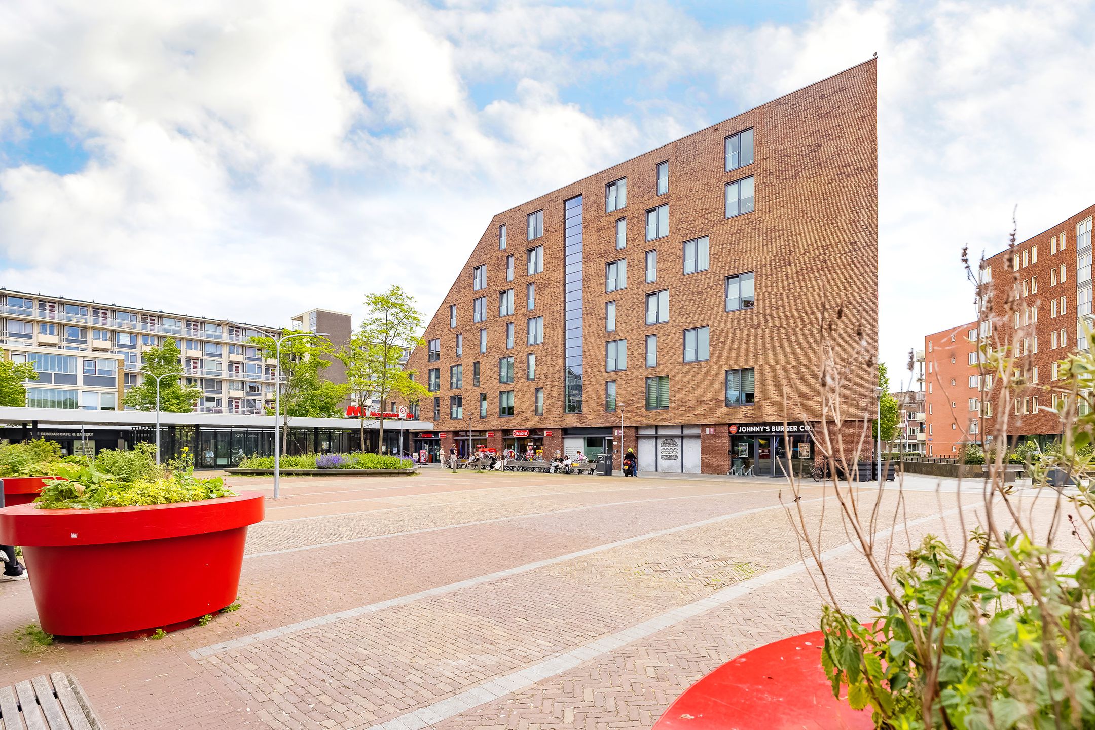 Modern 3-Room Apartment with Parking and South-Facing Balcony in Central Location — 27