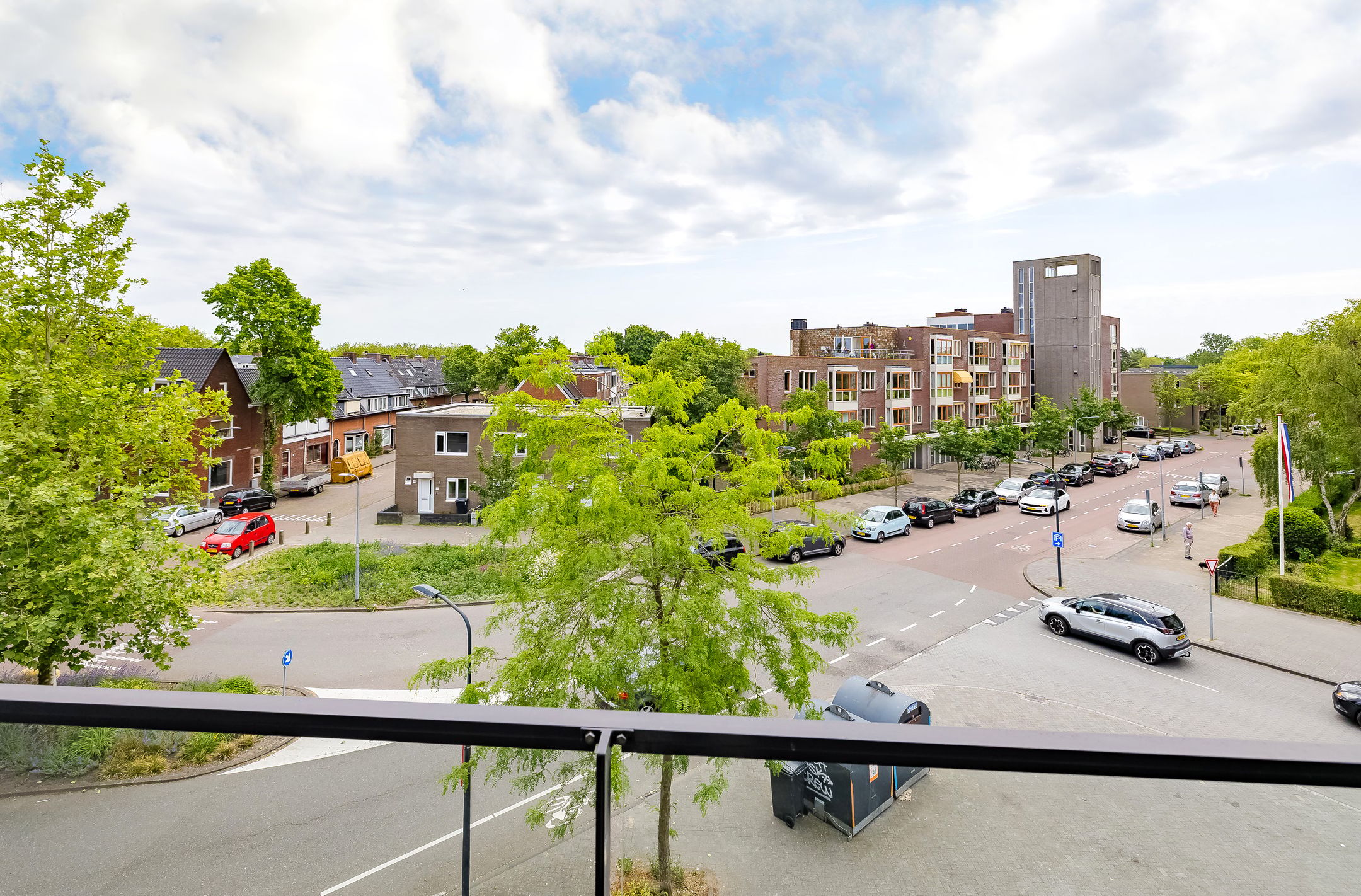 Modern 3-Room Apartment with Parking and South-Facing Balcony in Central Location — 12
