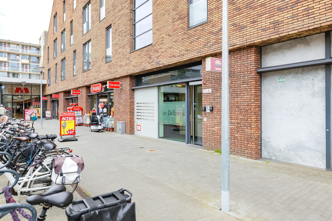 Modern 3-Room Apartment with Parking and South-Facing Balcony in Central Location — 26