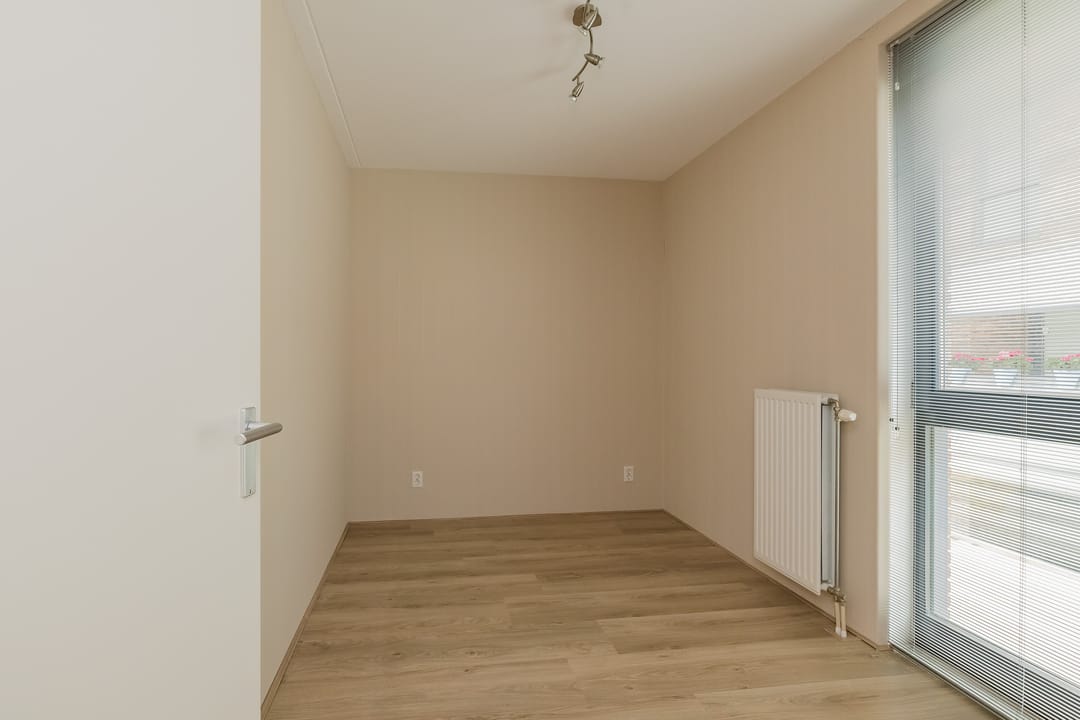 Modern 3-Room Apartment with Parking and South-Facing Balcony in Central Location — 16