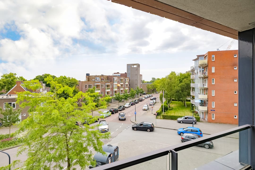Modern 3-Room Apartment with Parking and South-Facing Balcony in Central Location — 13