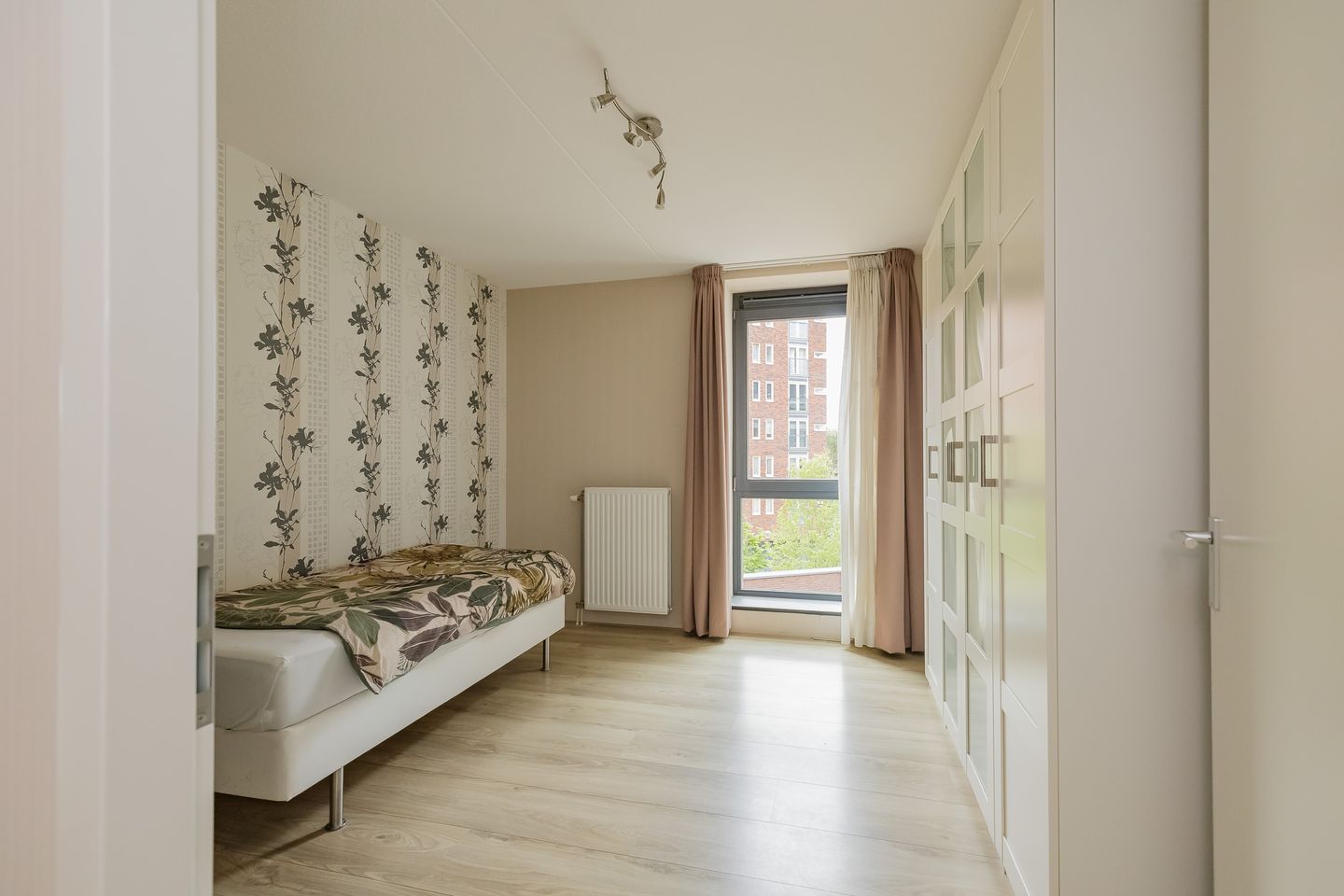 Modern 3-Room Apartment with Parking and South-Facing Balcony in Central Location — 14