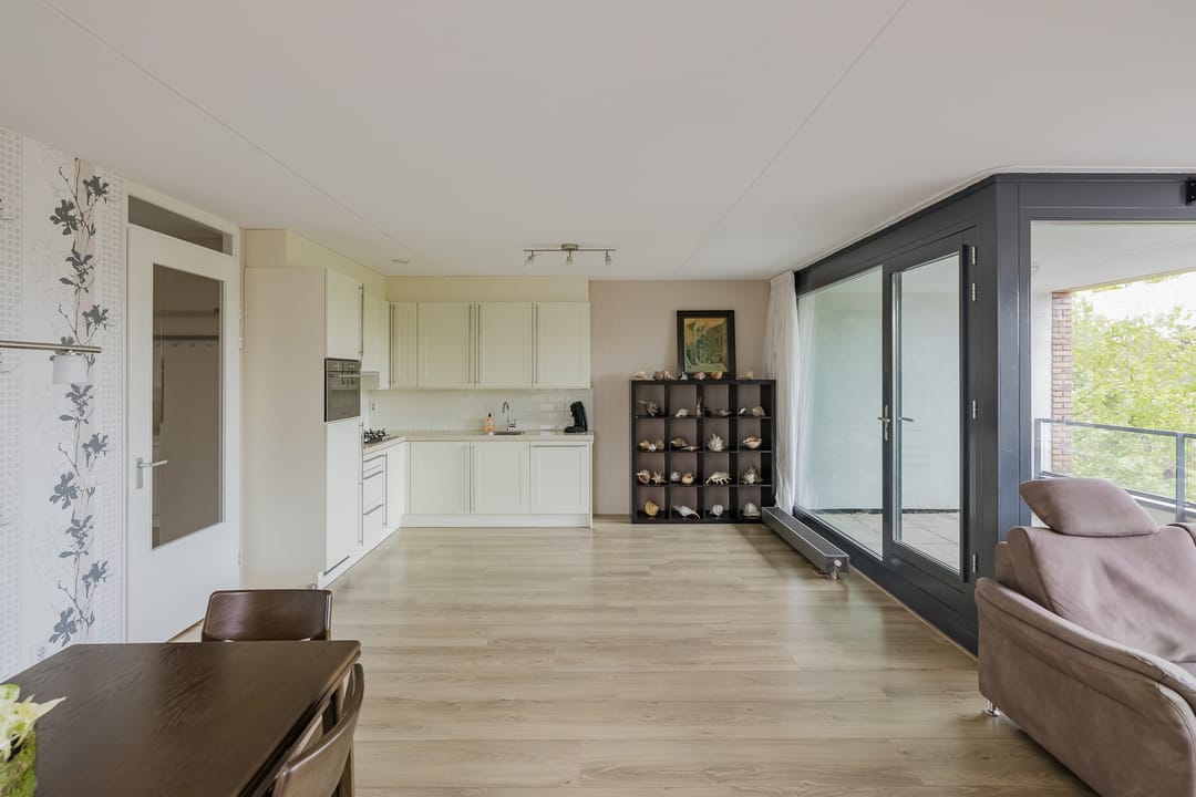 Modern 3-Room Apartment with Parking and South-Facing Balcony in Central Location — 8