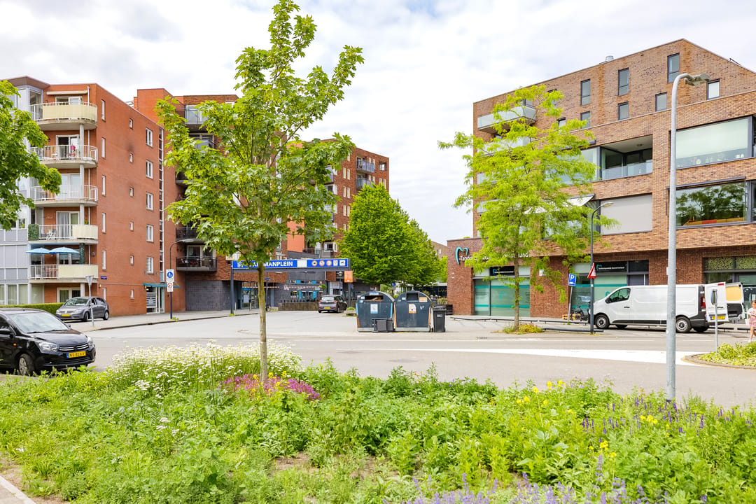 Modern 3-Room Apartment with Parking and South-Facing Balcony in Central Location — 28