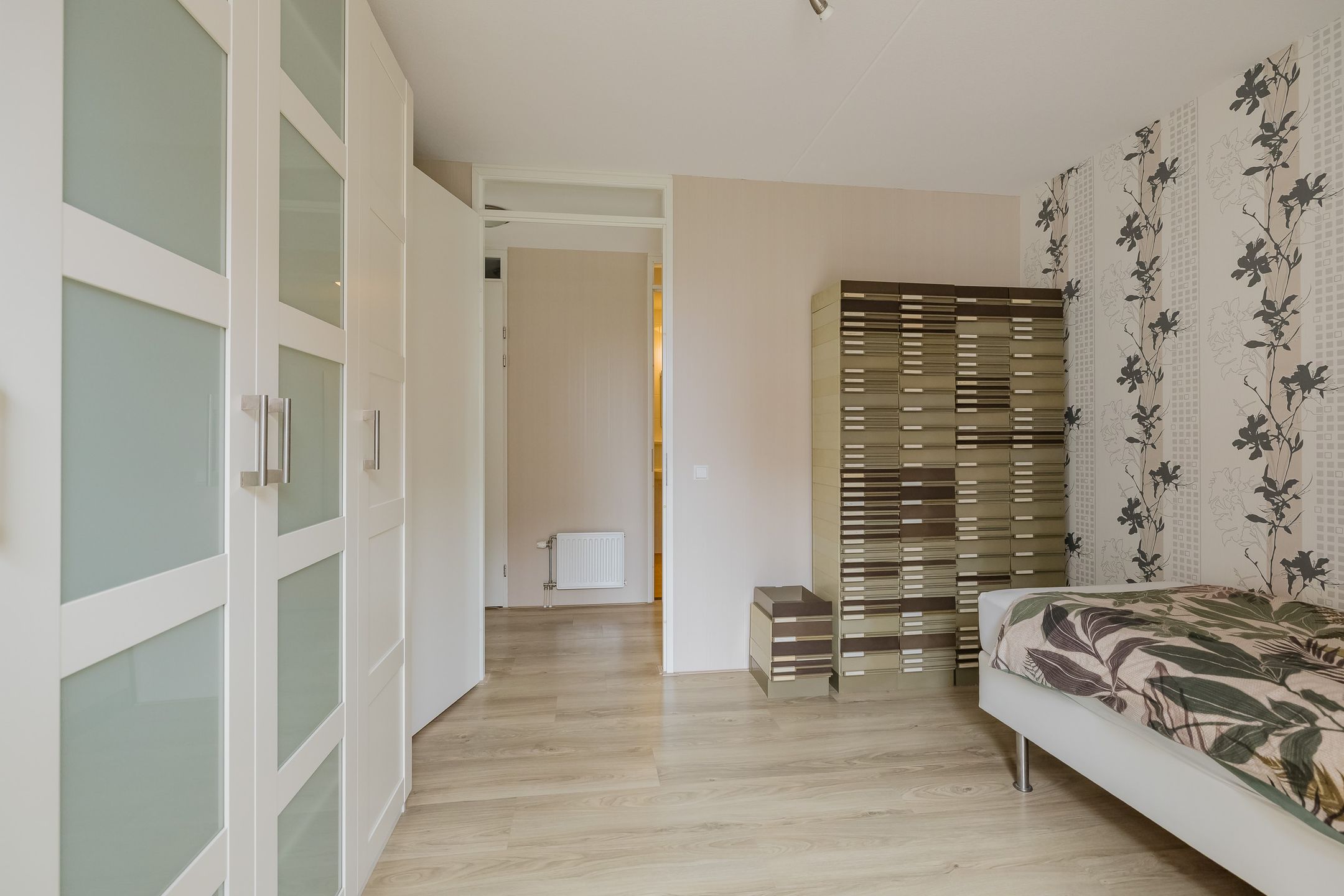 Modern 3-Room Apartment with Parking and South-Facing Balcony in Central Location — 15