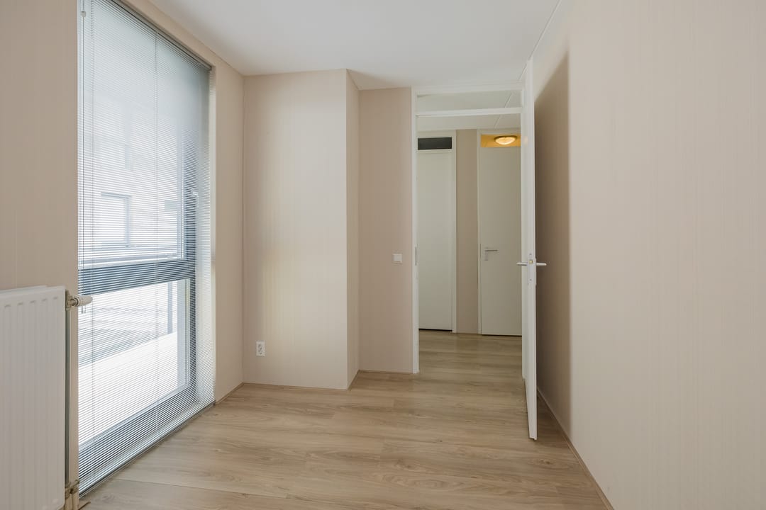 Modern 3-Room Apartment with Parking and South-Facing Balcony in Central Location — 17