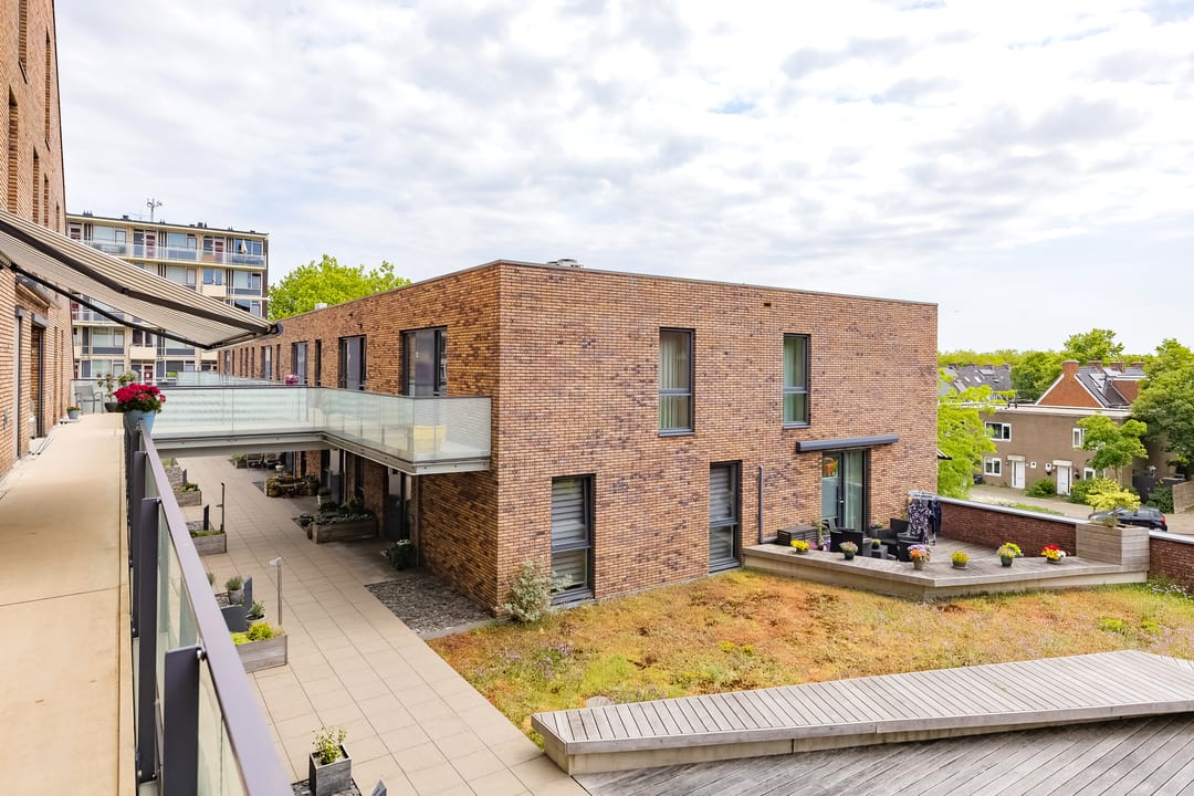 Modern 3-Room Apartment with Parking and South-Facing Balcony in Central Location — 22