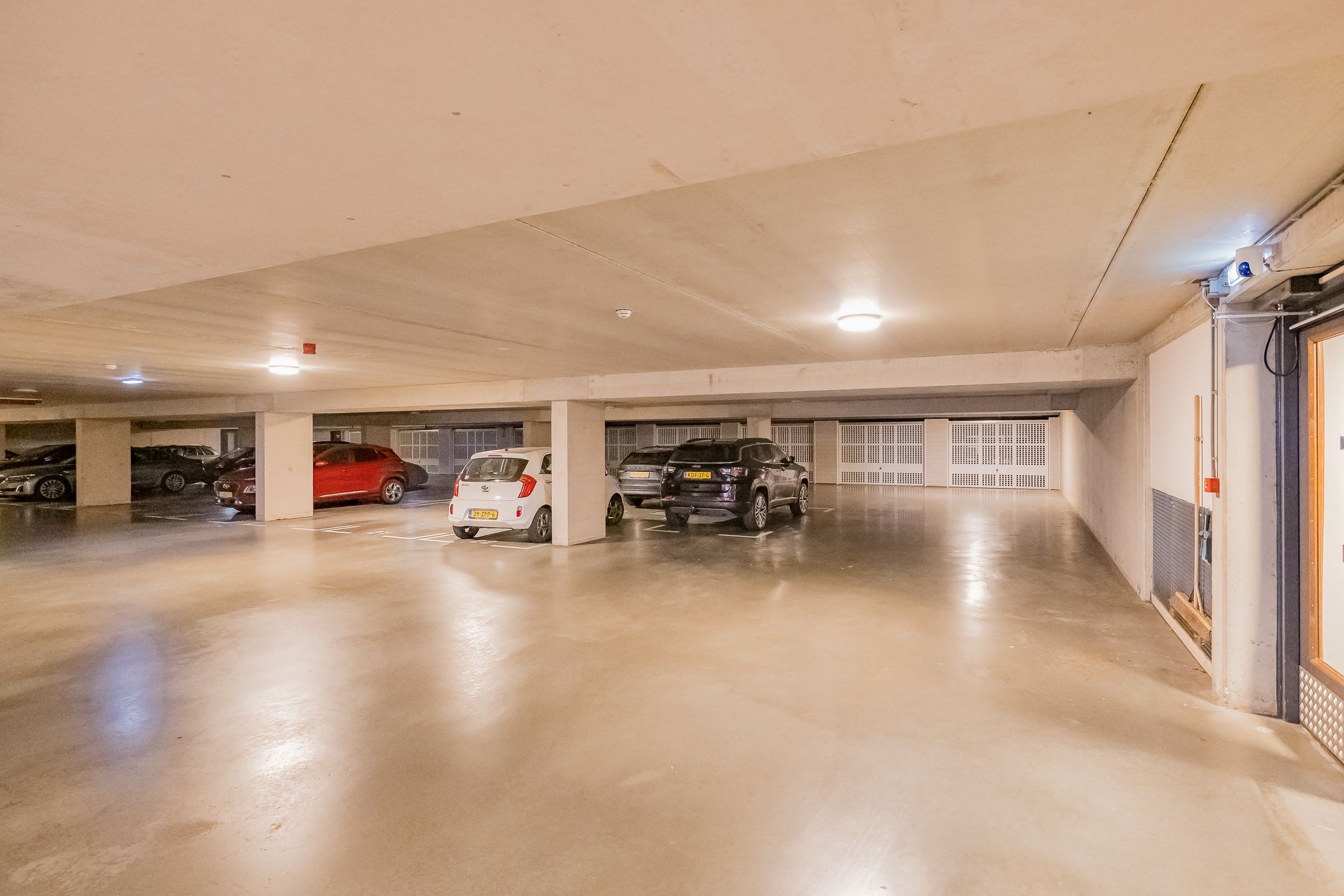 Modern 3-Room Apartment with Parking and South-Facing Balcony in Central Location — 24