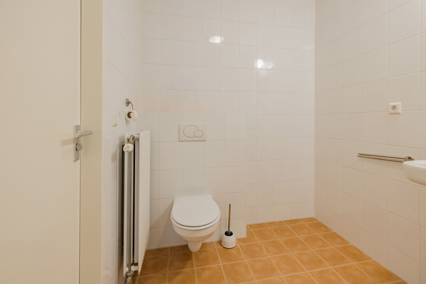 Modern 3-Room Apartment with Parking and South-Facing Balcony in Central Location — 20