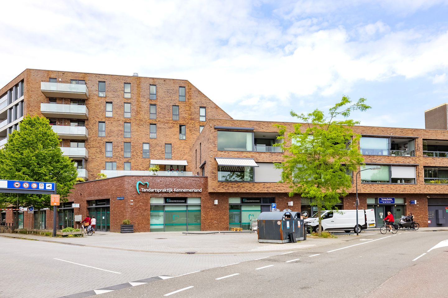 Modern 3-Room Apartment with Parking and South-Facing Balcony in Central Location — 29