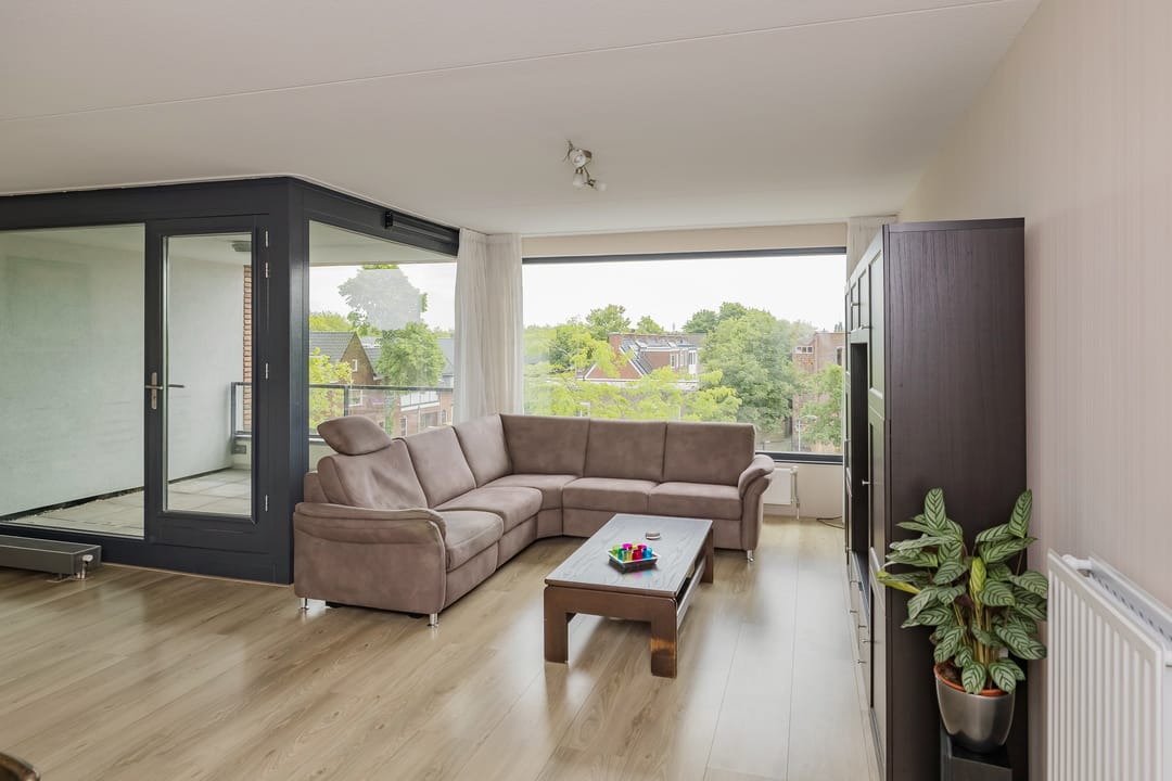 Modern 3-Room Apartment with Parking and South-Facing Balcony in Central Location — 7