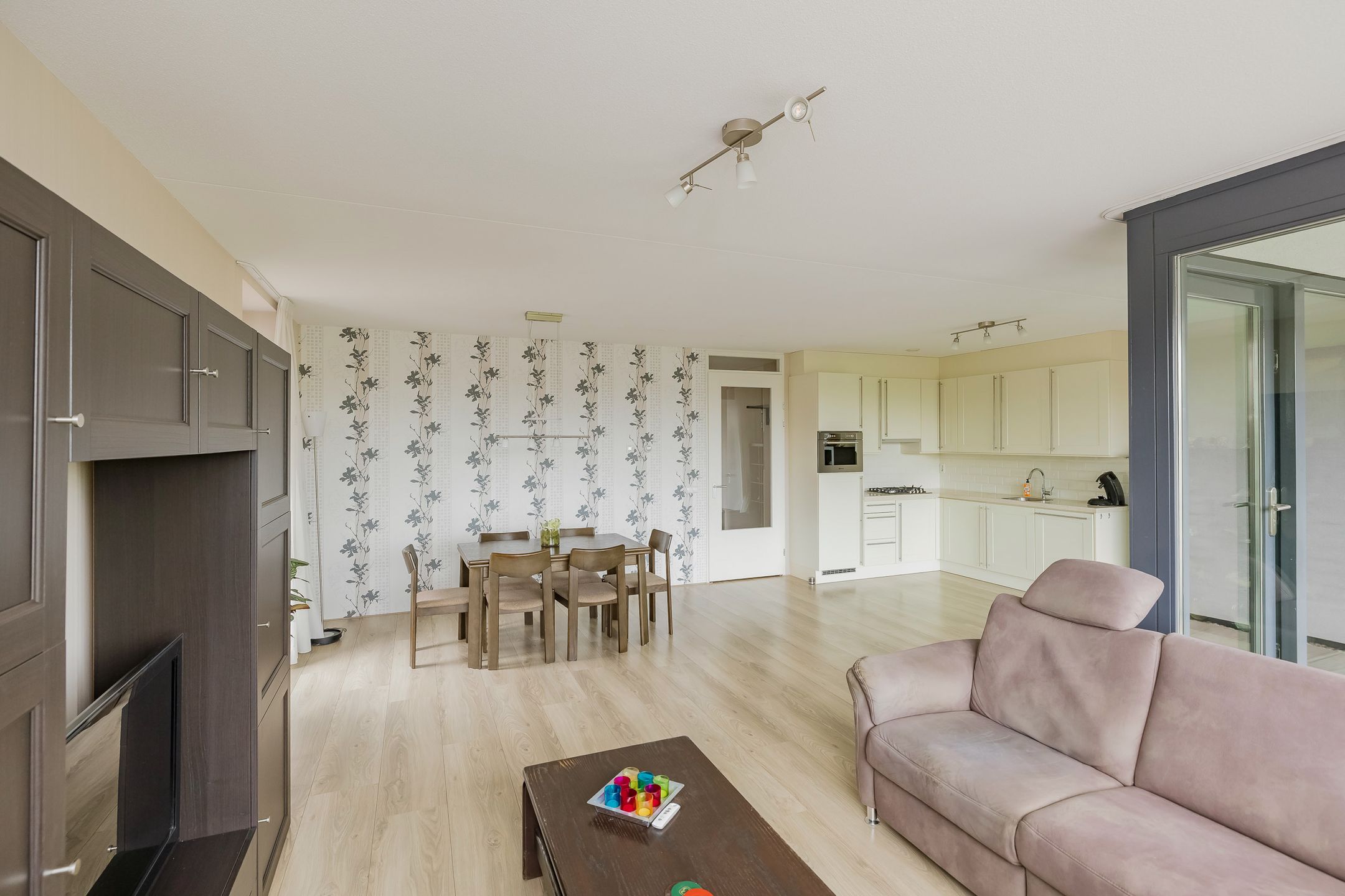 Modern 3-Room Apartment with Parking and South-Facing Balcony in Central Location — 9