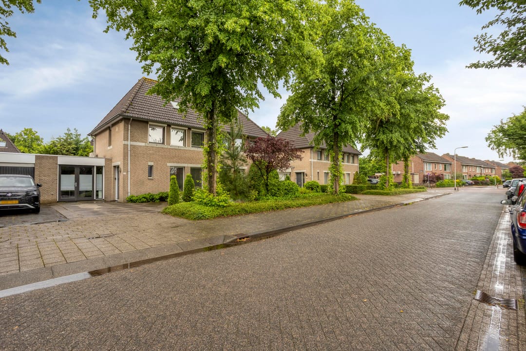 Renovated Semi-Detached Home with South-Facing Garden in Oss-Zuid — 41