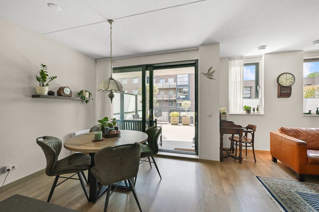 Spacious Apartment with Exceptional Sunny Terrace and Private Parking — 8
