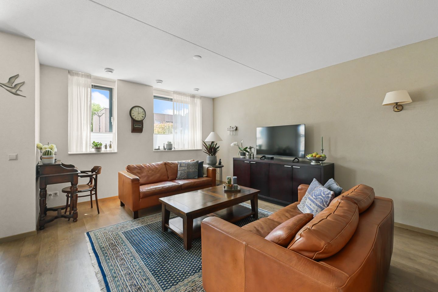Spacious Apartment with Exceptional Sunny Terrace and Private Parking — 10