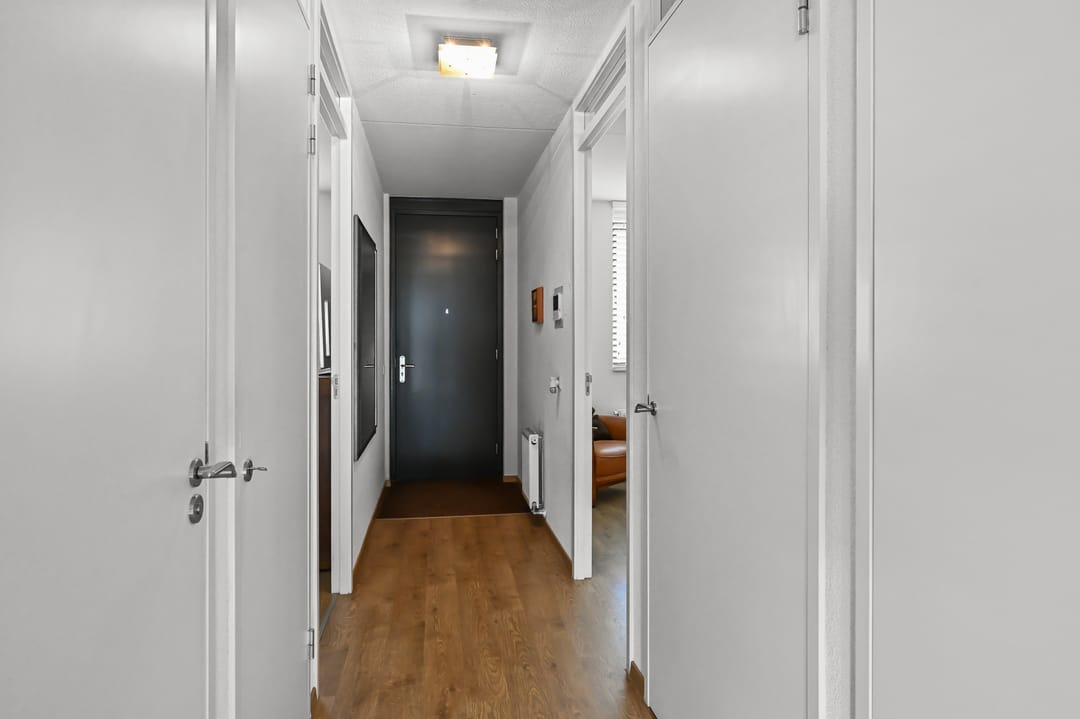 Spacious Apartment with Exceptional Sunny Terrace and Private Parking — 13