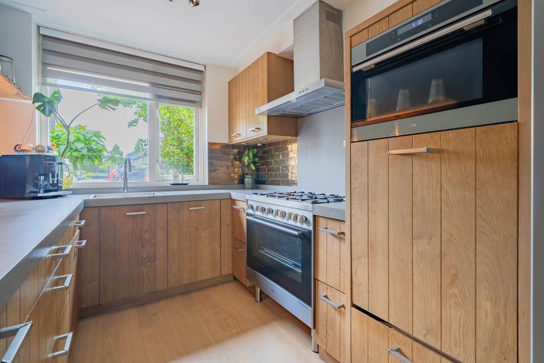 Ready-to-Move-In Family Home with Garden Room in Velserbroek — 13