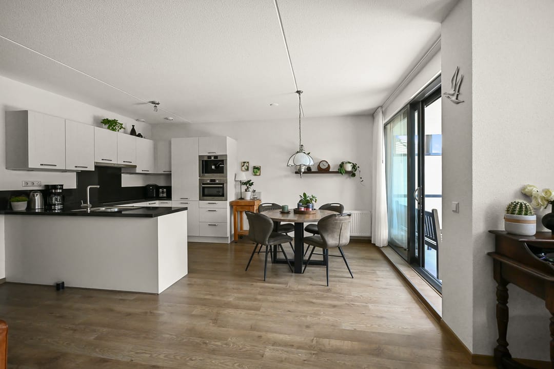 Spacious Apartment with Exceptional Sunny Terrace and Private Parking — 11
