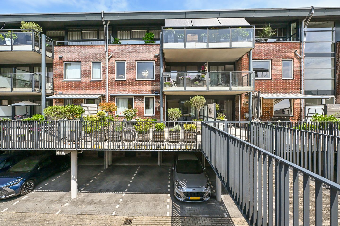 Spacious Apartment with Exceptional Sunny Terrace and Private Parking — 35
