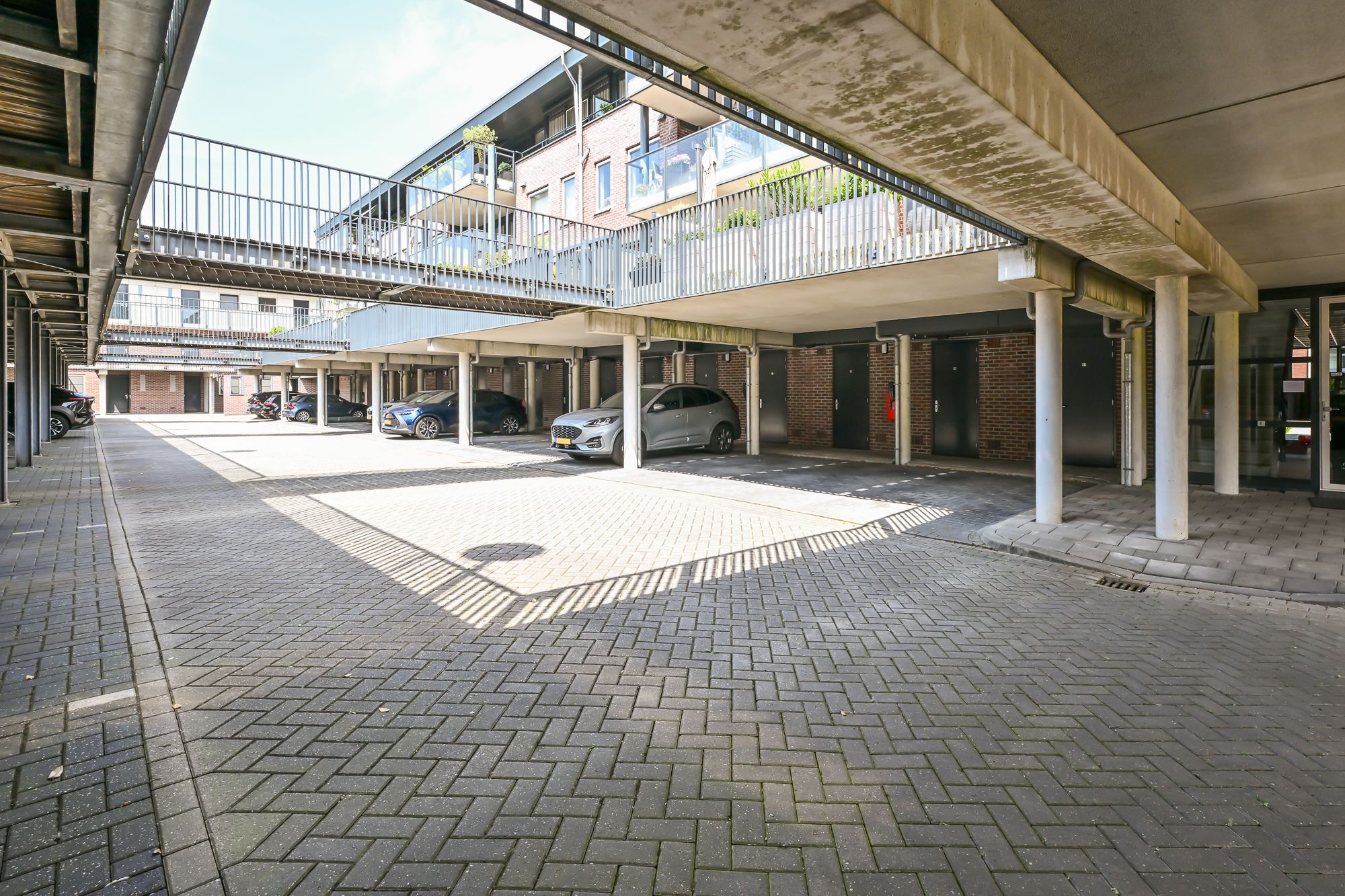 Spacious Apartment with Exceptional Sunny Terrace and Private Parking — 33