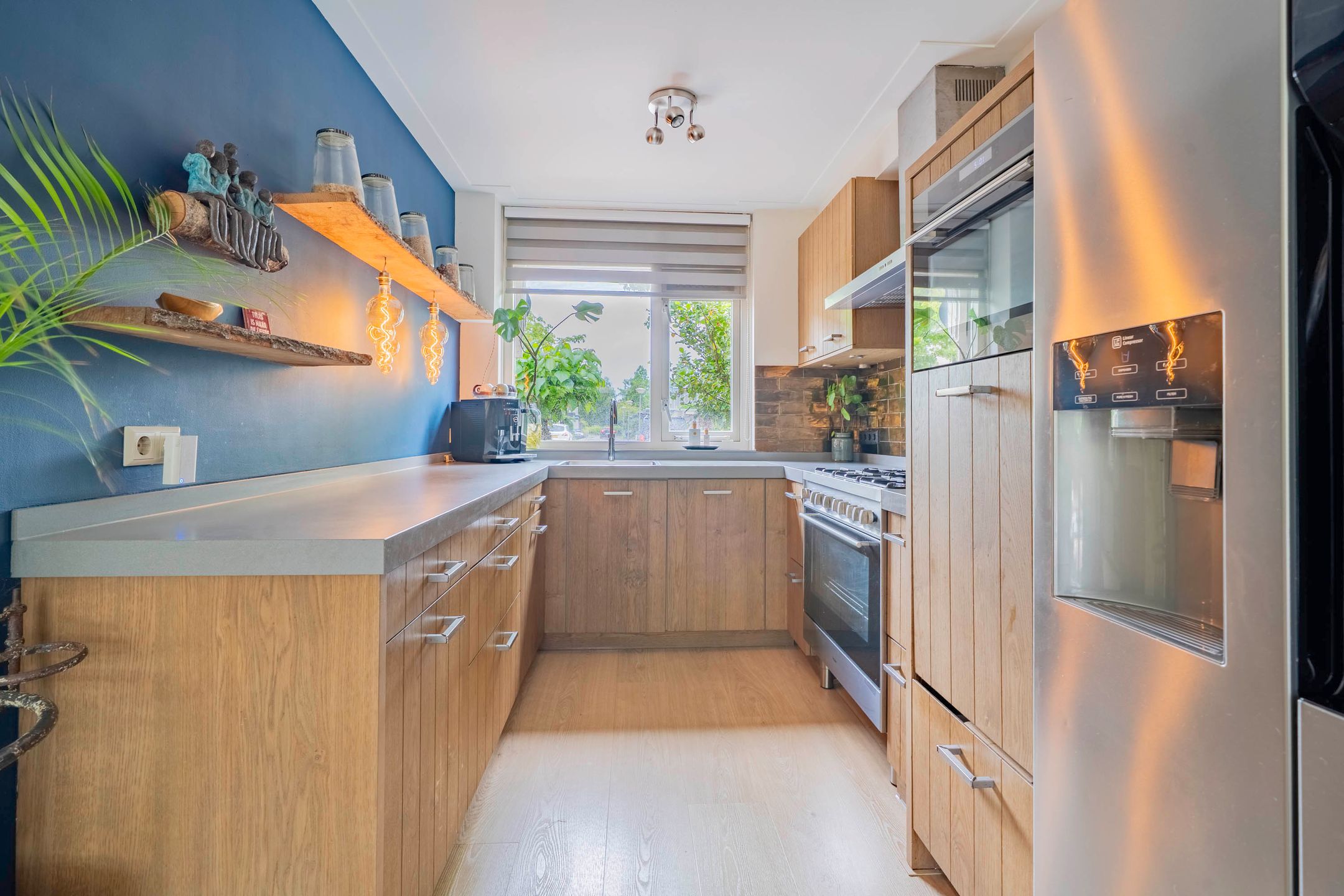 Ready-to-Move-In Family Home with Garden Room in Velserbroek — 12