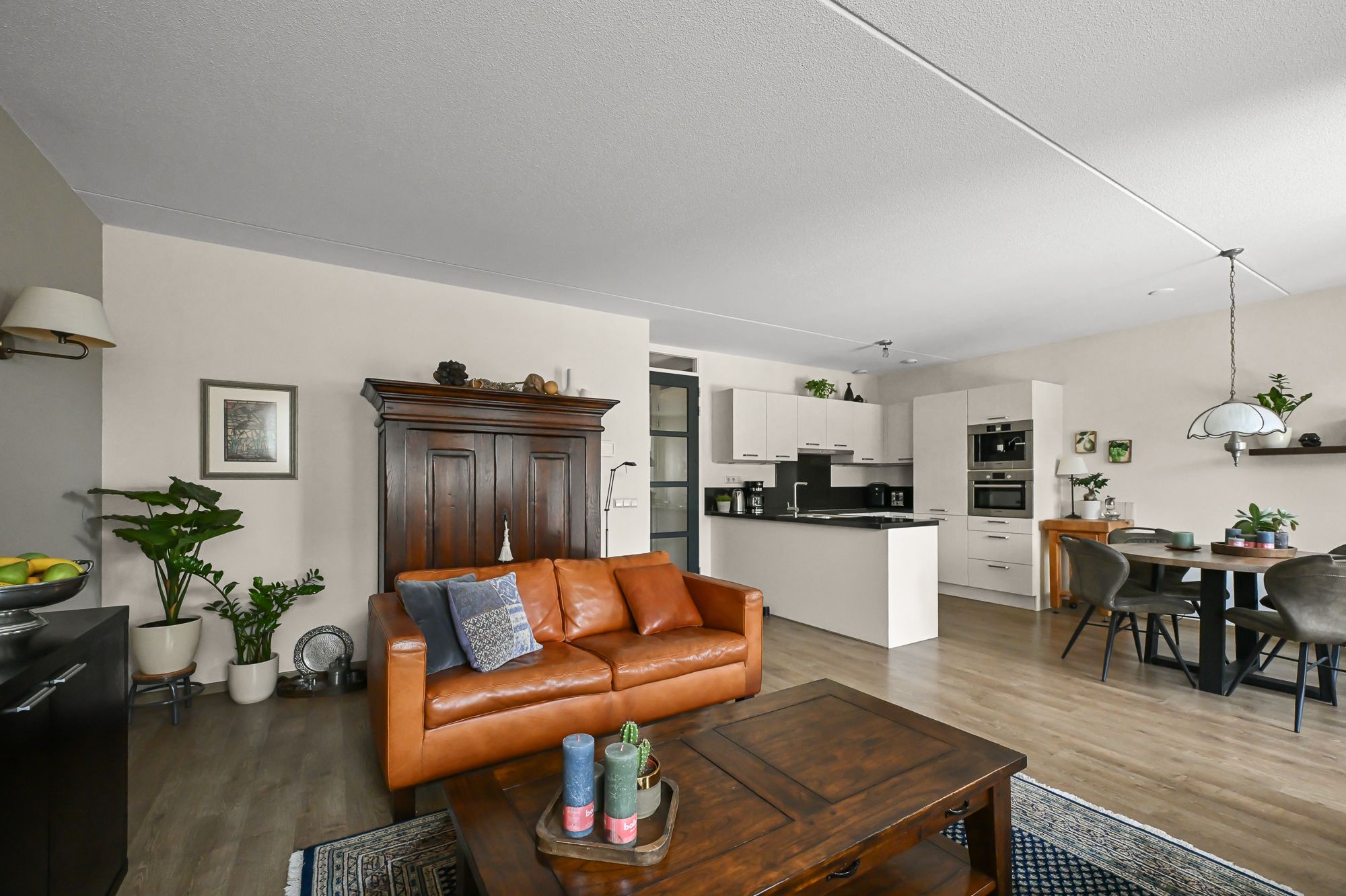 Spacious Apartment with Exceptional Sunny Terrace and Private Parking — 9