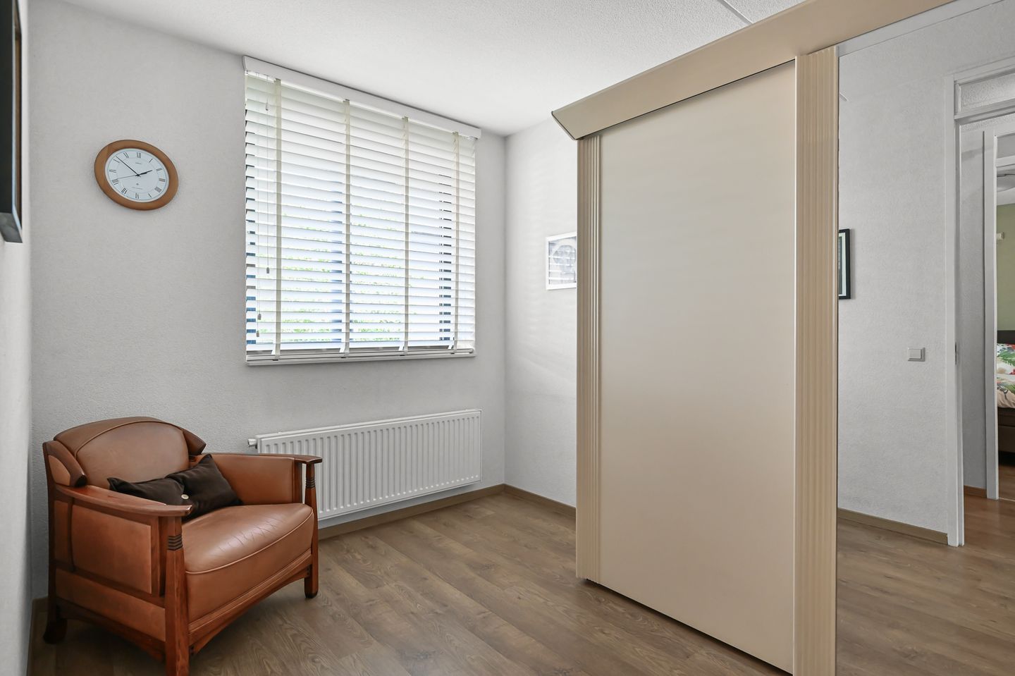 Spacious Apartment with Exceptional Sunny Terrace and Private Parking — 19