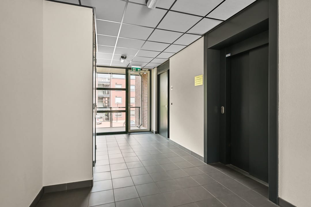 Spacious Apartment with Exceptional Sunny Terrace and Private Parking — 31