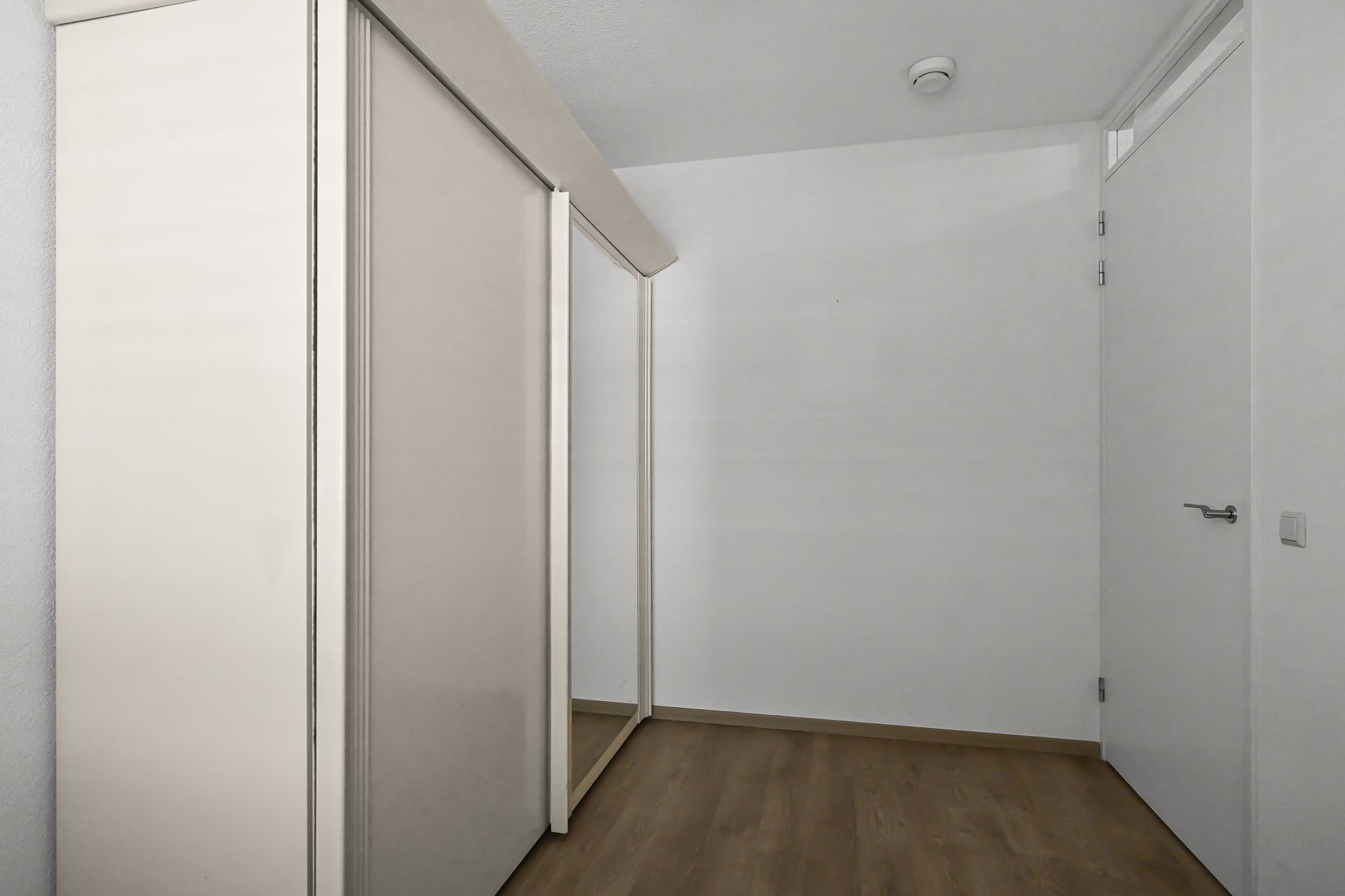 Spacious Apartment with Exceptional Sunny Terrace and Private Parking — 21