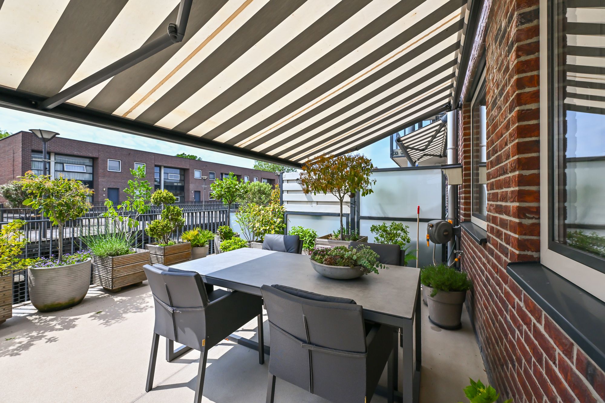 Spacious Apartment with Exceptional Sunny Terrace and Private Parking — 24