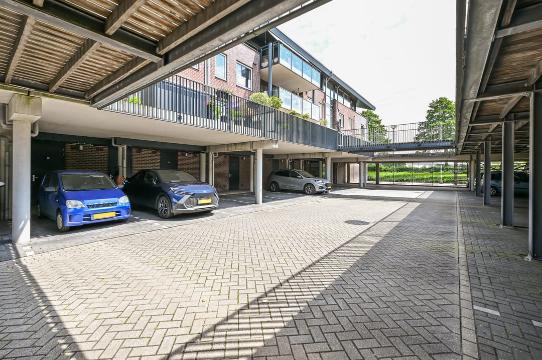 Spacious Apartment with Exceptional Sunny Terrace and Private Parking — 32
