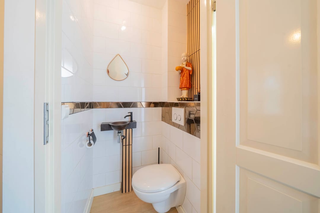 Ready-to-Move-In Family Home with Garden Room in Velserbroek — 8