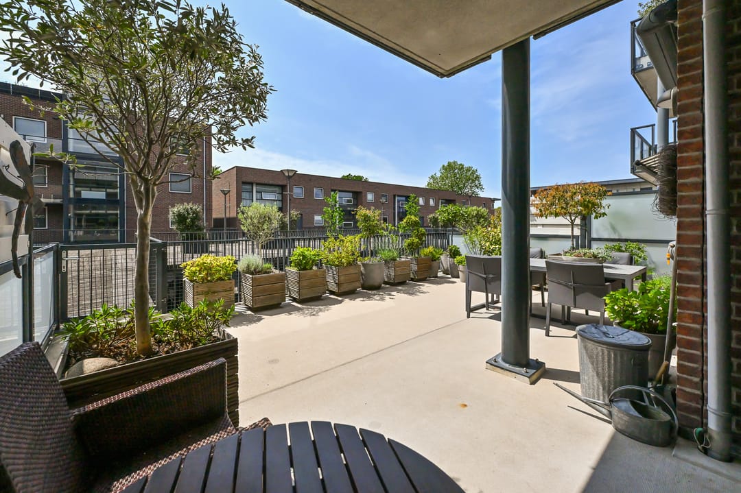 Spacious Apartment with Exceptional Sunny Terrace and Private Parking — 26