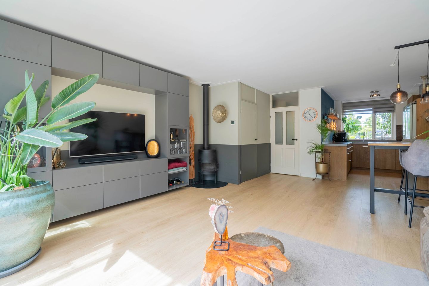 Ready-to-Move-In Family Home with Garden Room in Velserbroek — 10