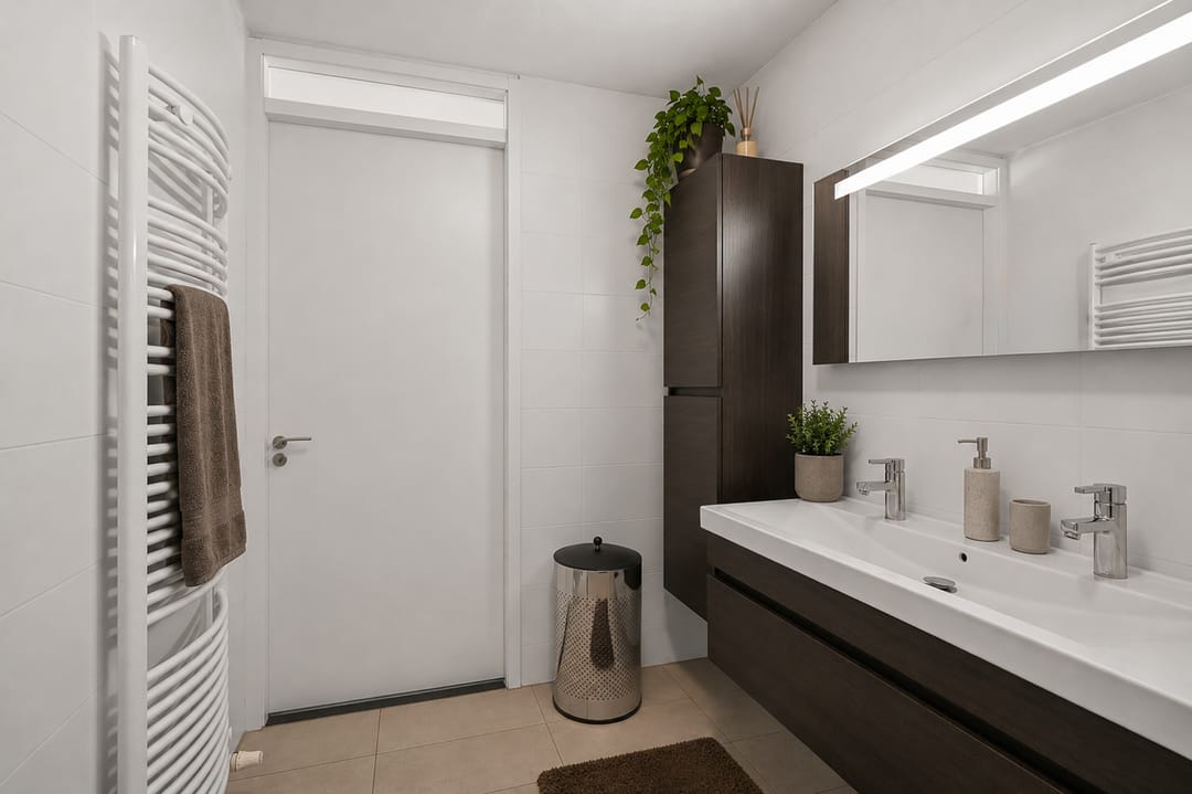Spacious Apartment with Exceptional Sunny Terrace and Private Parking — 23